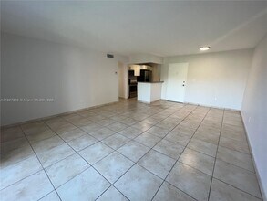 10393 N Kendall Dr-Unit -U6 in Miami, FL - Building Photo - Building Photo