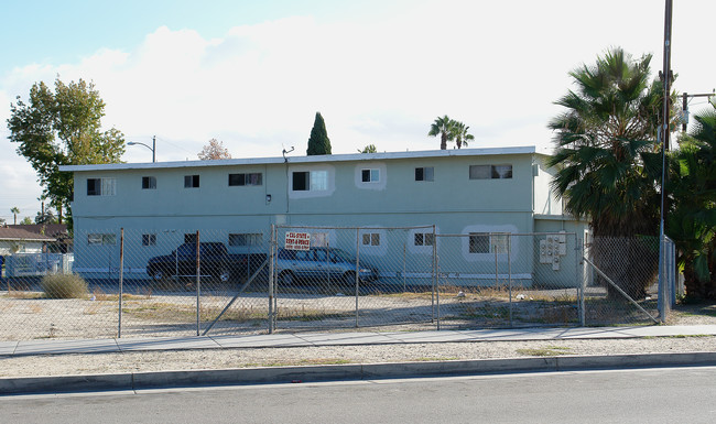 404 W Guinida Ln in Anaheim, CA - Foto de edificio - Building Photo