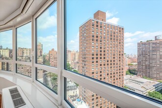 200 E 94th St in New York, NY - Building Photo - Building Photo