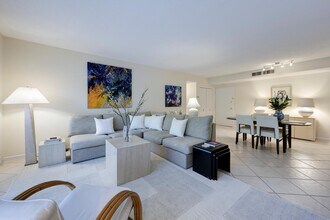 250 Bradley Pl in Palm Beach, FL - Foto de edificio - Building Photo