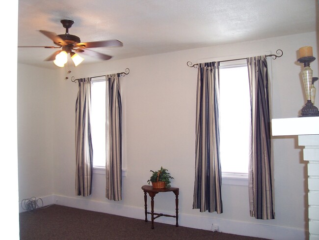 25 Highland Ave, Unit 1 in Mckees Rocks, PA - Foto de edificio - Building Photo