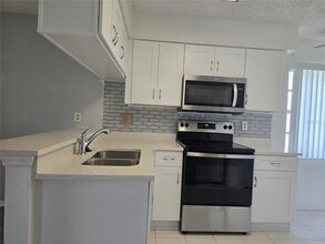 2020 Rudder Dr in Valrico, FL - Building Photo - Building Photo