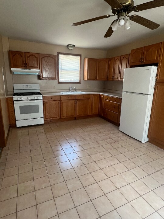 35 Hoadley St in Naugatuck, CT - Building Photo