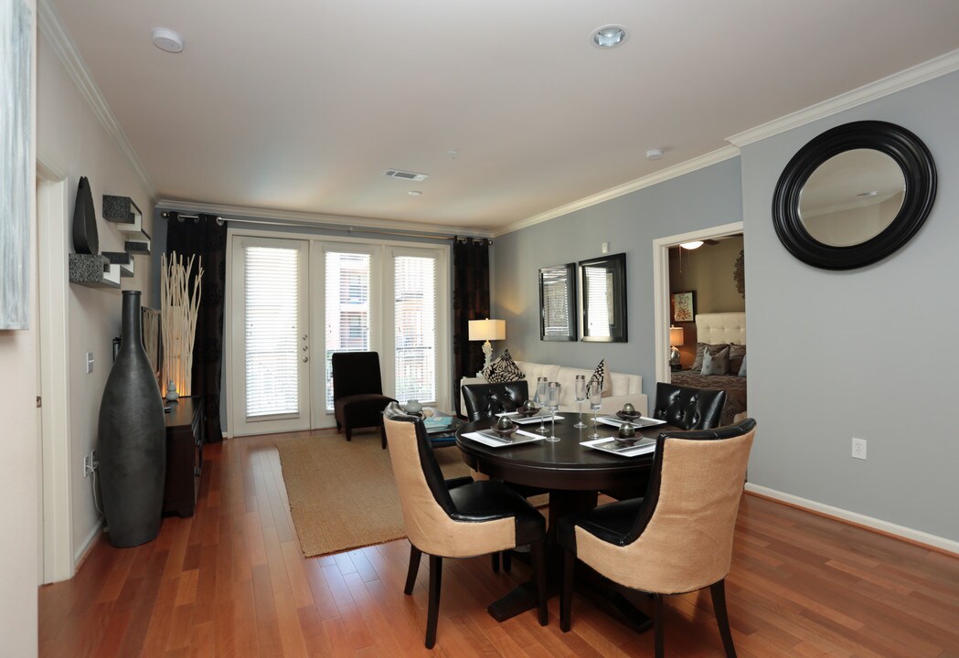La Maison River Oaks in Houston, TX - Building Photo