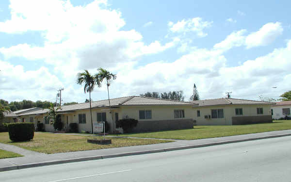 717 Curtiss Pky in Miami Springs, FL - Building Photo