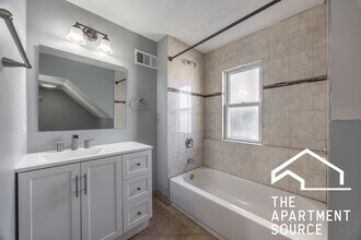 2014 W 22nd Pl, Unit 2 in Chicago, IL - Foto de edificio - Building Photo