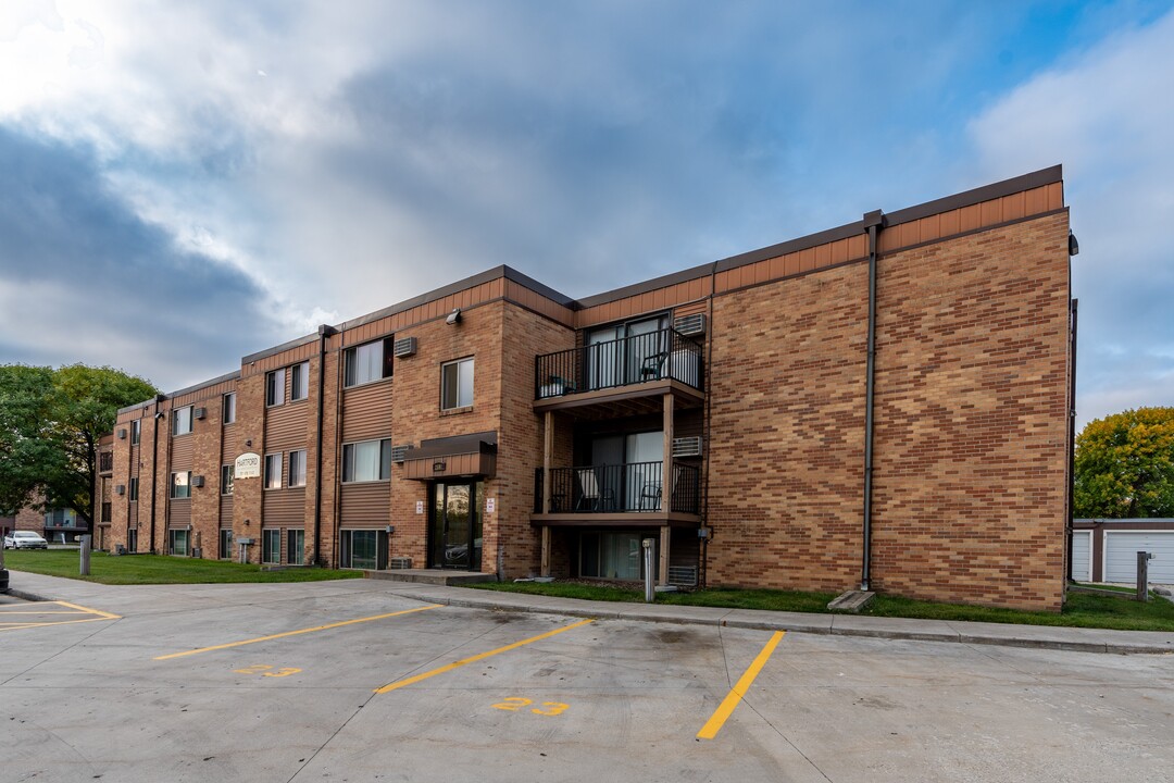 Hartford in Fargo, ND - Foto de edificio