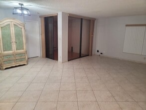 8657 Boca Glades Blvd W, Unit 1 in Boca Raton, FL - Foto de edificio - Building Photo