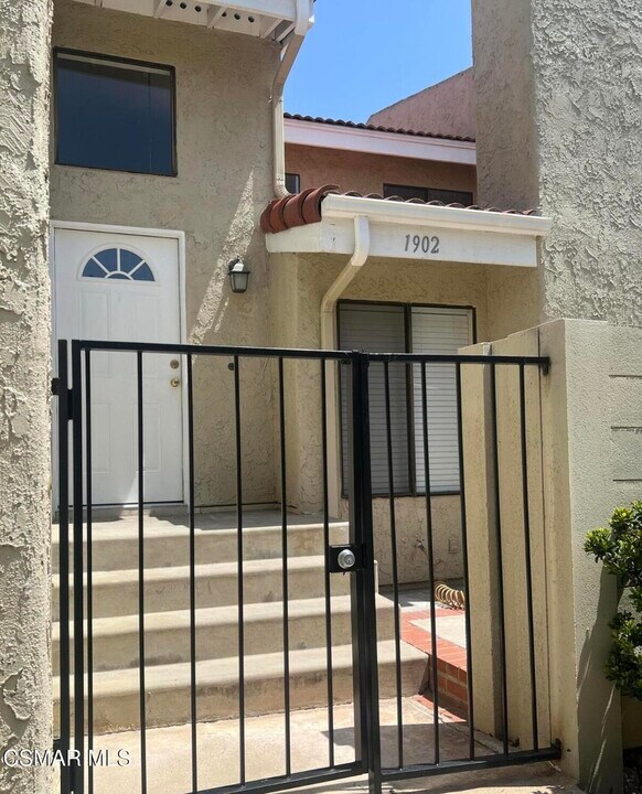 1902 Stow St in Simi Valley, CA - Building Photo