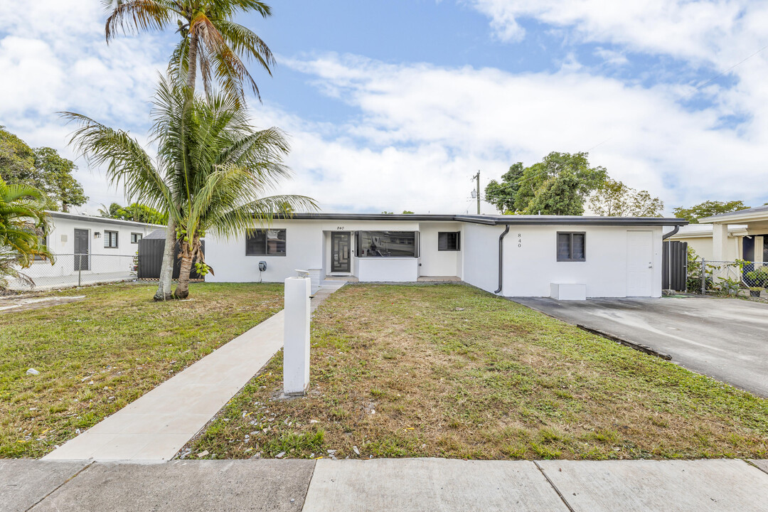 840 NW 170th Terrace in Miami, FL - Building Photo