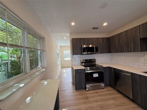 1243 NW 25th St in Miami, FL - Building Photo - Building Photo
