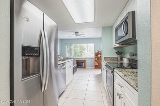 220 Beach Park Ln, Unit 75 in Cape Canaveral, FL - Foto de edificio - Building Photo