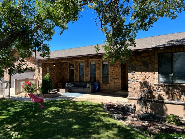 property at 921 Woodridge Dr