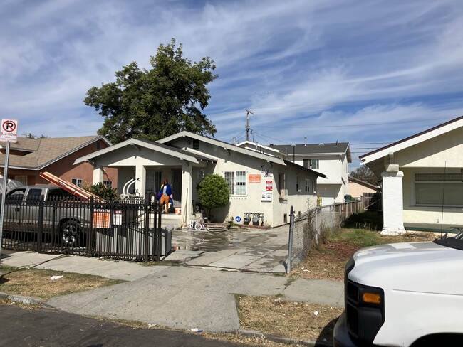 1049 W 61st St in Los Angeles, CA - Building Photo - Building Photo