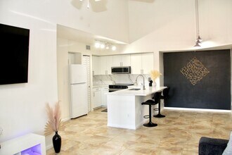 1265 Wildwood Lakes Blvd in Naples, FL - Building Photo - Building Photo