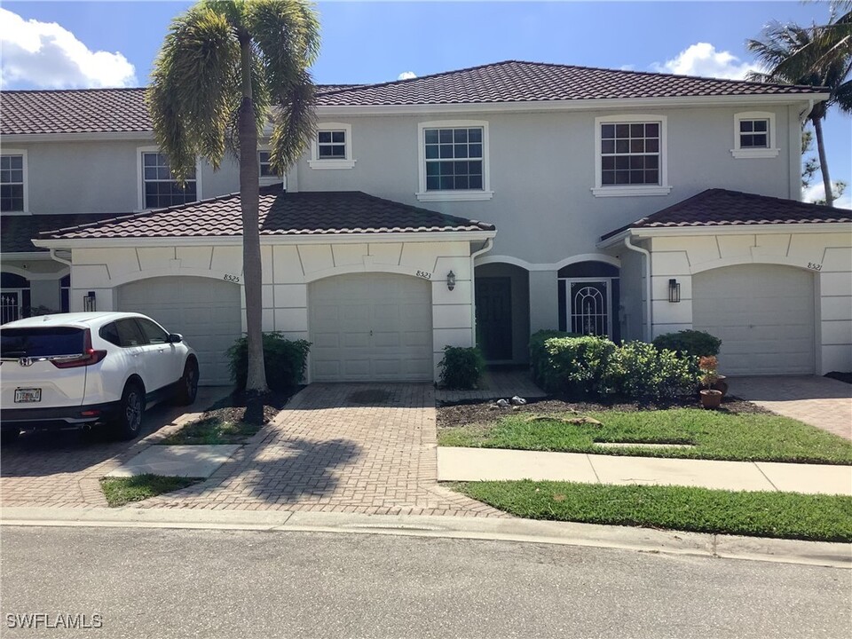 8523 Athena Ct in Lehigh Acres, FL - Building Photo