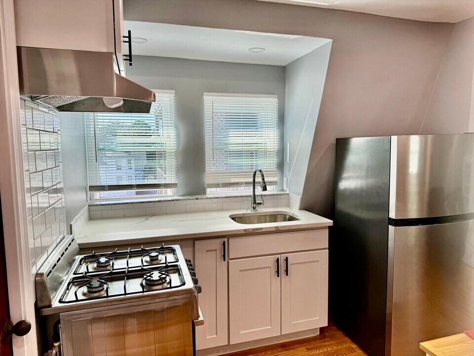 79 Glen Rd in Boston, MA - Building Photo