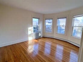 37 Oak St, Unit 2F in Somerville, MA - Building Photo