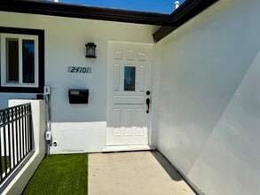 24101 Victory Blvd, Unit 24101 in West Hills, CA - Building Photo - Building Photo