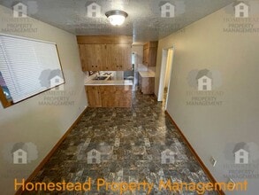 176-178 SE Lacreole Dr in Dallas, OR - Building Photo - Building Photo