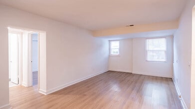 Sheffield Court in Arlington, VA - Building Photo - Building Photo