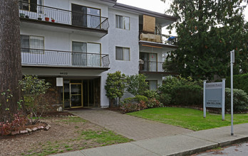 Century Place in Burnaby, BC - Building Photo - Building Photo