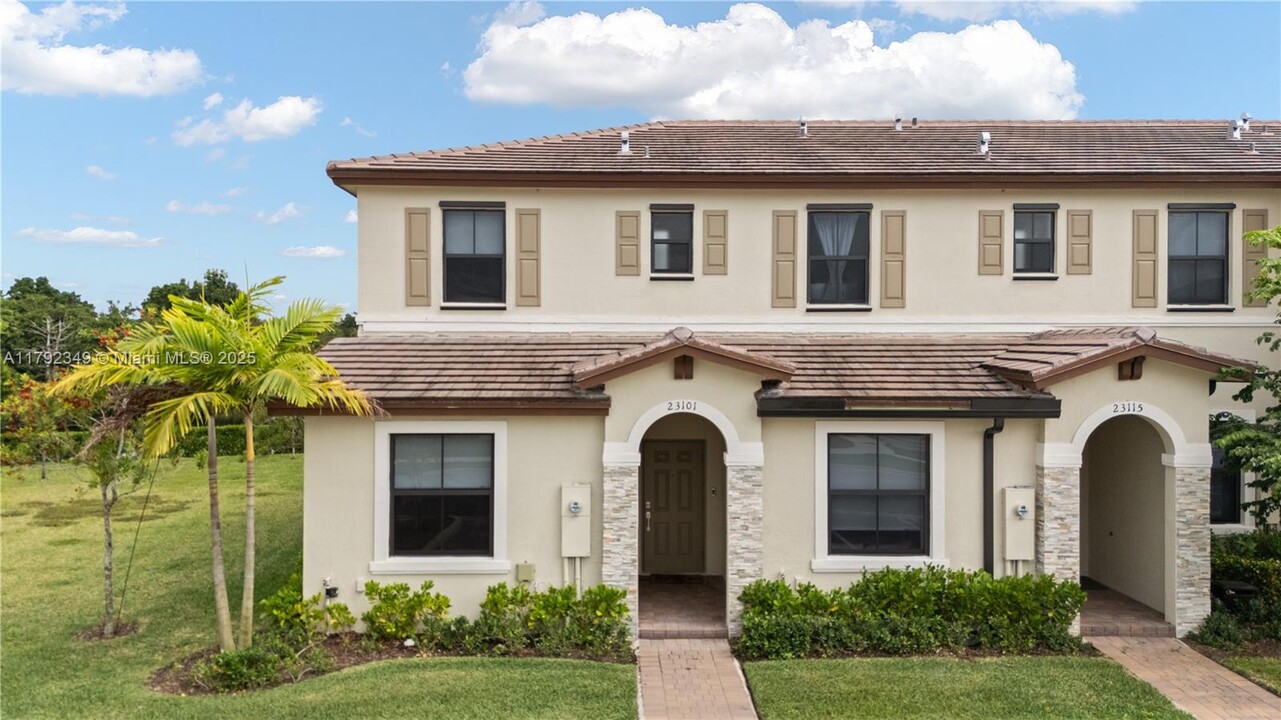 23101 SW 99th Ave in Cutler Bay, FL - Building Photo
