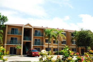 Golden Lakes Apartments in Miami, FL - Building Photo - Building Photo