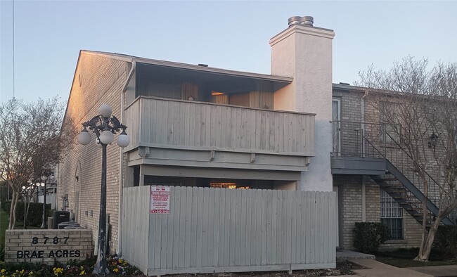8787 Brae Acres Rd in Houston, TX - Building Photo - Building Photo