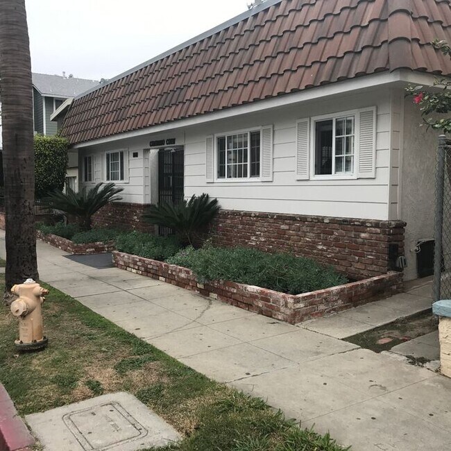 1048 Coronado Avenue, in Long Beach, CA - Building Photo - Building Photo