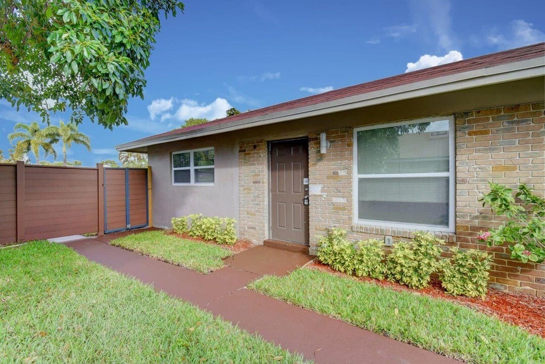 2201 NE 3rd Ave, Unit 2201 in Delray Beach, FL - Foto de edificio