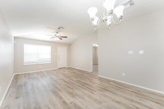 8215 Radial Ct in Rosharon, TX - Foto de edificio - Building Photo