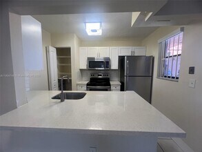 6560 W 27th Ct in Hialeah, FL - Foto de edificio - Building Photo