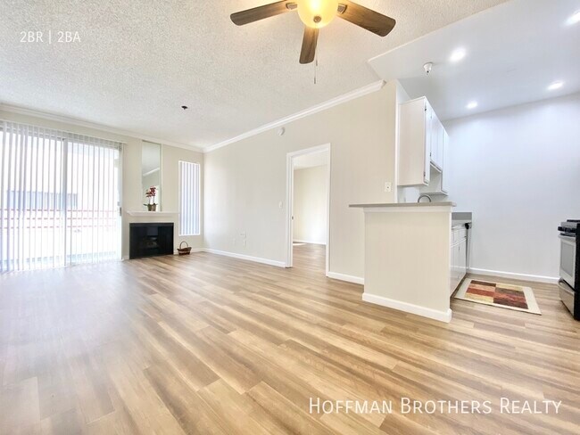 1327 N Sierra Bonita Ave, Unit 210 in Los Angeles, CA - Building Photo - Building Photo