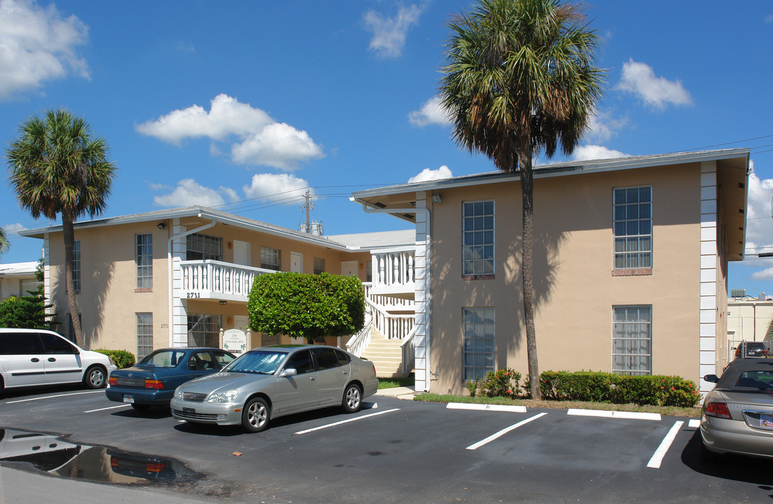 Manville Apartments in Fort Lauderdale, FL - Building Photo