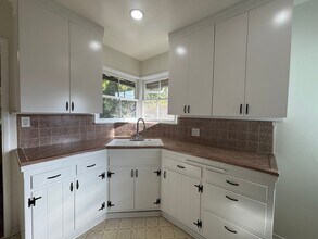 3633 Valihi Way in Glendale, CA - Building Photo - Building Photo