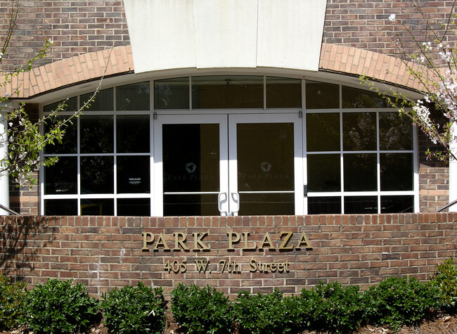 Park Plaza in Charlotte, NC - Foto de edificio - Building Photo