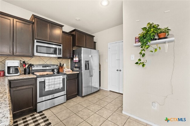606 Cody James Dr in Killeen, TX - Foto de edificio - Building Photo