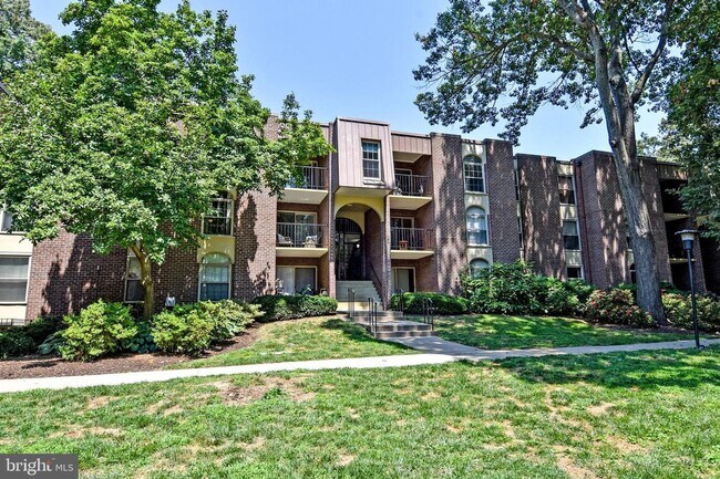 3302 Woodburn Village Dr in Annandale, VA - Foto de edificio - Building Photo