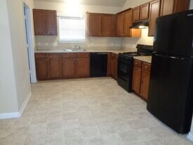 7925 Silver Oak Dr in Texas City, TX - Building Photo