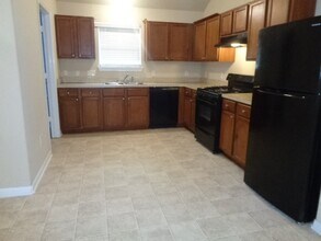 7925 Silver Oak Dr in Texas City, TX - Building Photo - Building Photo