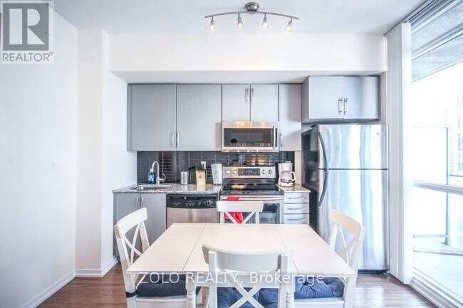 65-2065 Bremner Blvd in Toronto, ON - Building Photo - Building Photo