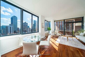 389 Washington St, Unit 19A in Jersey City, NJ - Foto de edificio - Building Photo