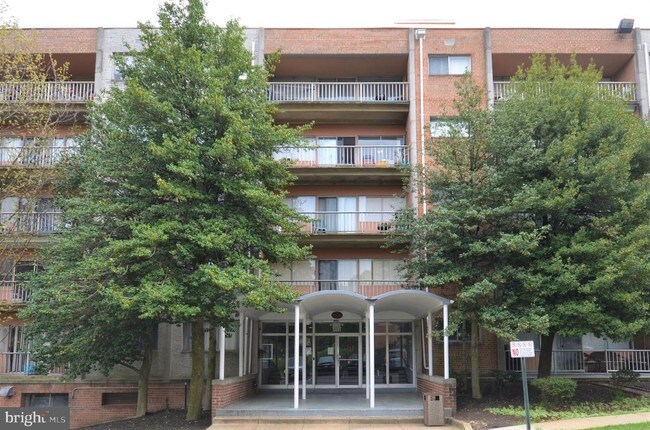 5801 Quantrell Ave-Unit -L8 in Alexandria, VA - Building Photo - Building Photo