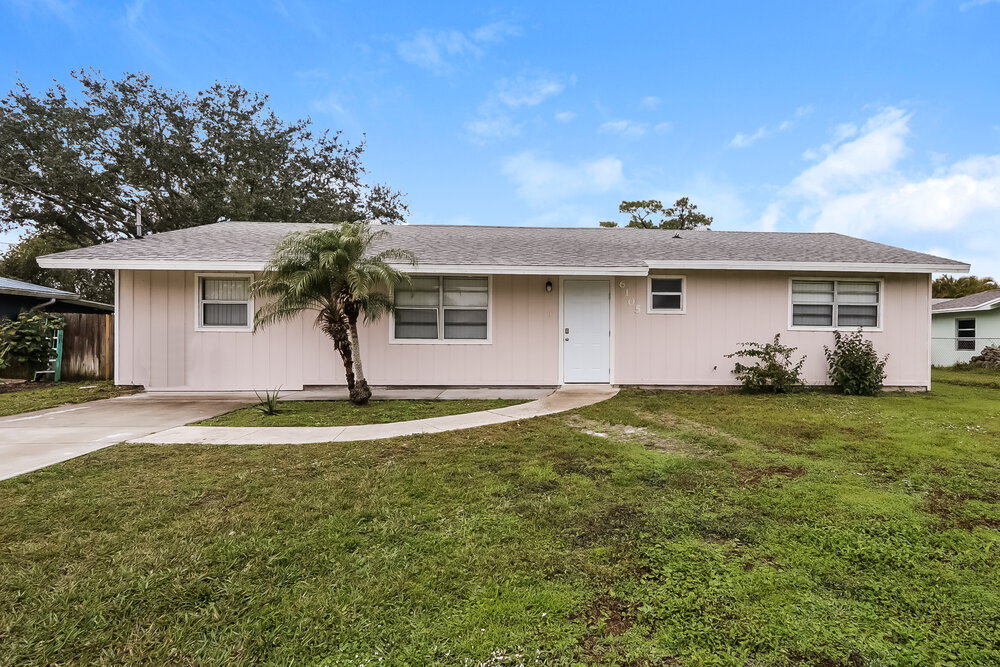 6105 Myrtle Dr in Fort Pierce, FL - Building Photo