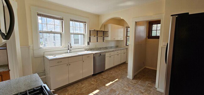 28 Rawson Rd, Unit 1 in Arlington, MA - Building Photo - Building Photo