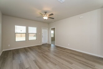 831 Wisteria Ln in Lavon, TX - Foto de edificio - Building Photo