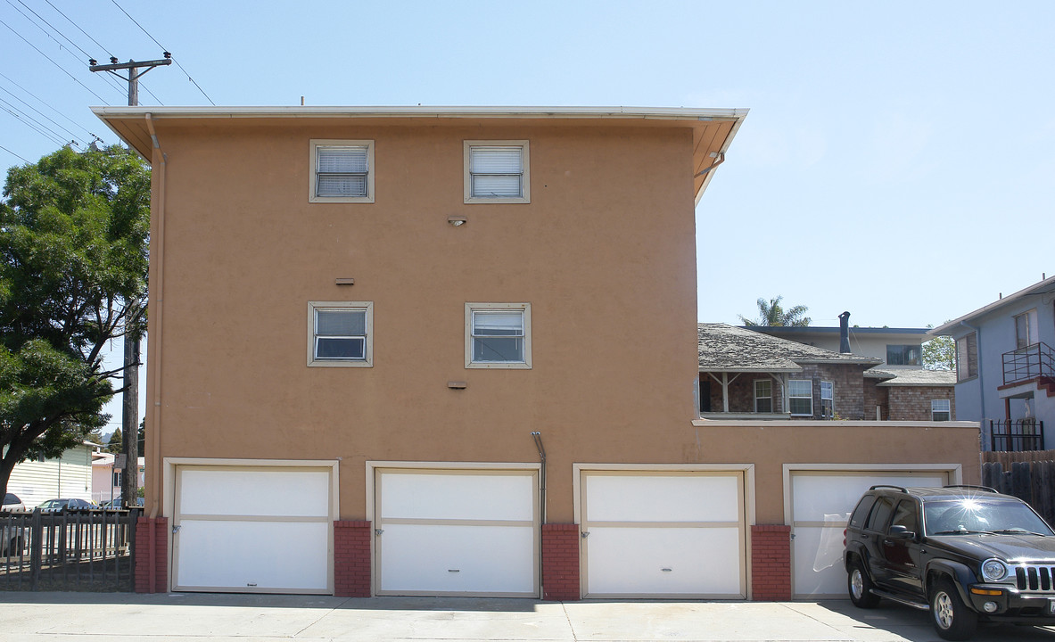 2400 35th Ave in Oakland, CA - Foto de edificio