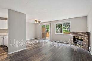 6133-6135 SE Frances St in Hillsboro, OR - Building Photo