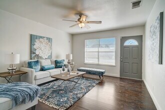 4815 Castle Pnes in San Antonio, TX - Building Photo - Building Photo